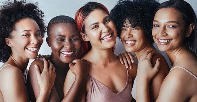 gruppo giovani donne sorridenti