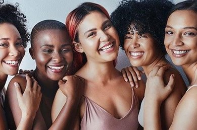 gruppo giovani donne sorridenti