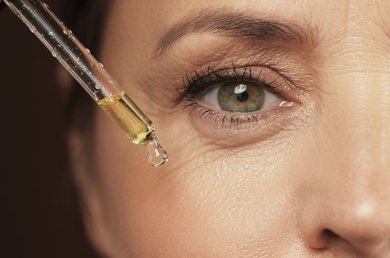 Una mano applica il siero per il viso