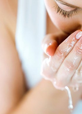 donna che si lava il viso