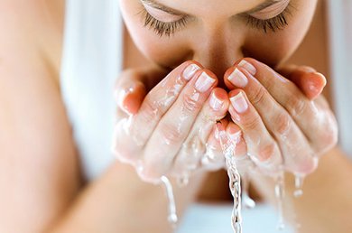 donna che si lava il viso