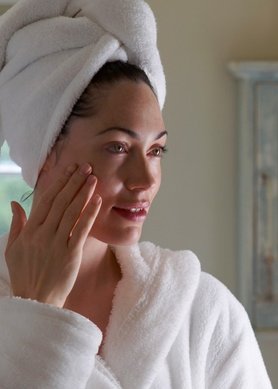 volto di una donna in accappatoio e turbante