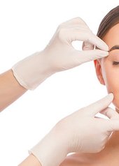 primo piano di una donna con delle mani con i guanti