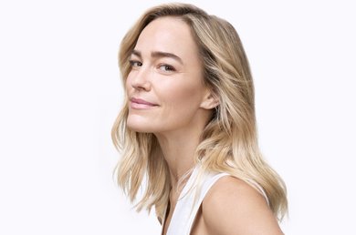 primo piano di una donna sorrifente