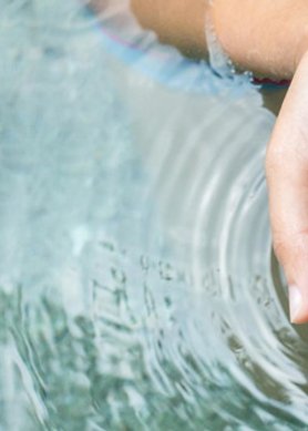una mano che tocca delicatamente l'acqua