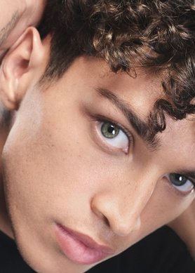 voltro di un ragazzo che guarda in camera