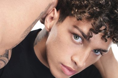 voltro di un ragazzo che guarda in camera