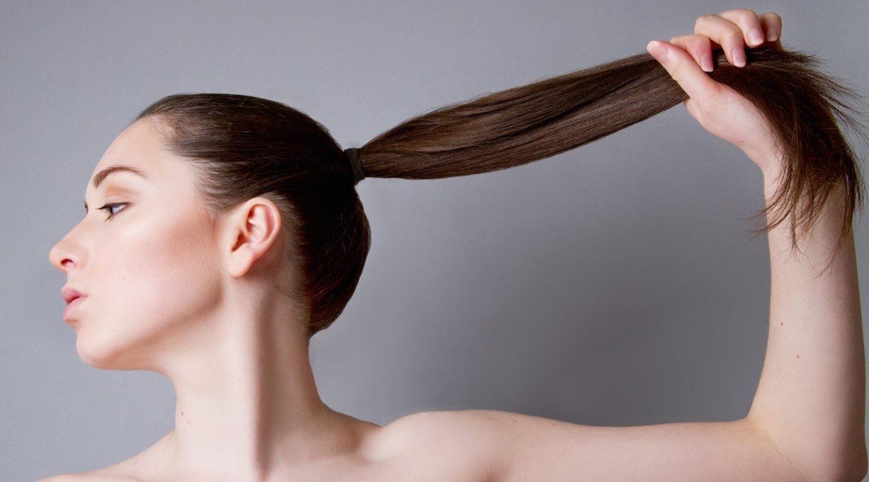 volto di una donna di profilo