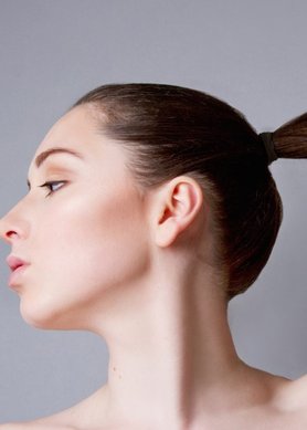 volto di una donna di profilo
