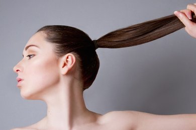 volto di una donna di profilo