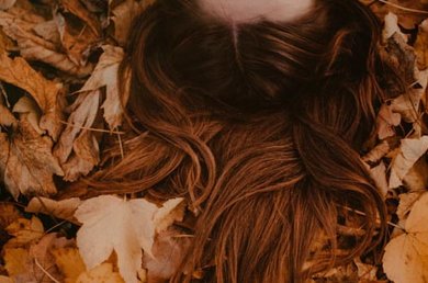 foto di capelli tra foglie