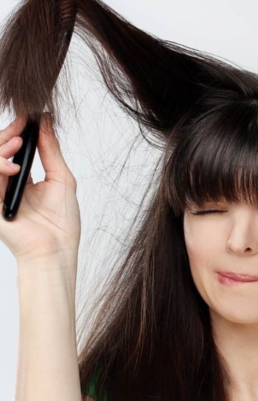 foto di una donna che si spazzola