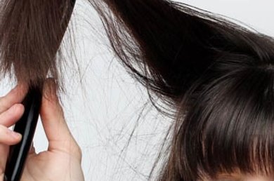 foto di una donna che si spazzola