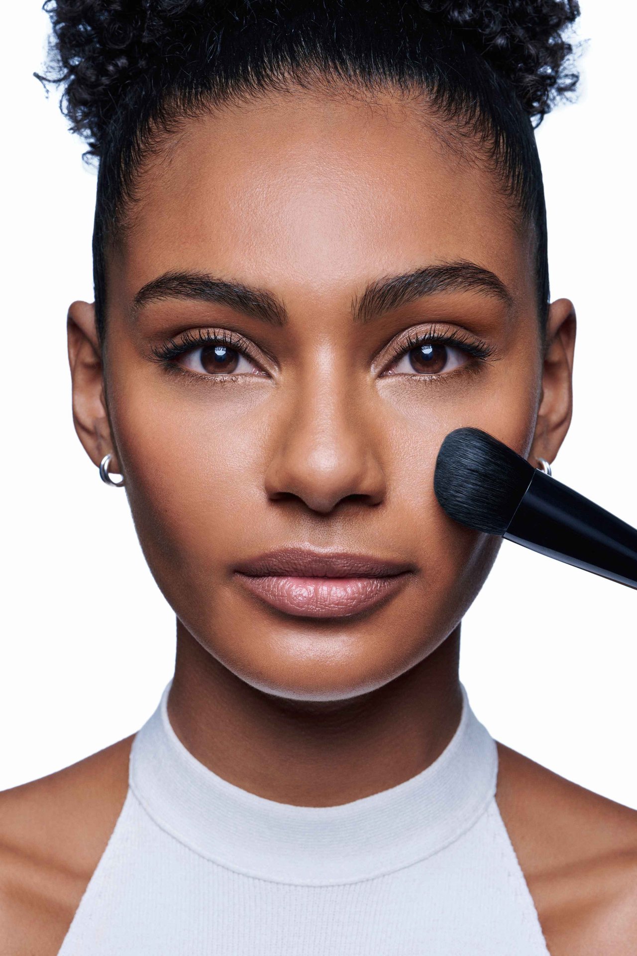 le migliori tecniche per coprire la pelle a tendenza acneica con il fondotinta