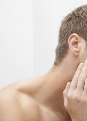 volto di un uomo di profilo
