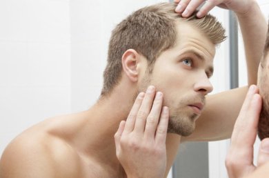 volto di un uomo di profilo