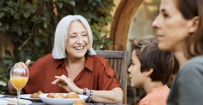 foto di una famiglia a tavola