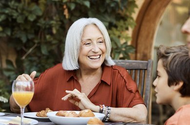 foto di una famiglia a tavola