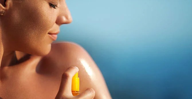 Volto in primo piano di una donna di profilo