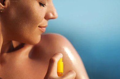 Volto in primo piano di una donna di profilo