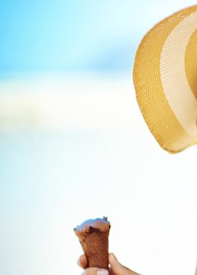 immagine di un gelato sotto all'ombrellone in estate