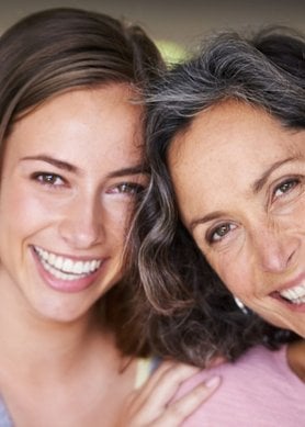 due donne sorridenti