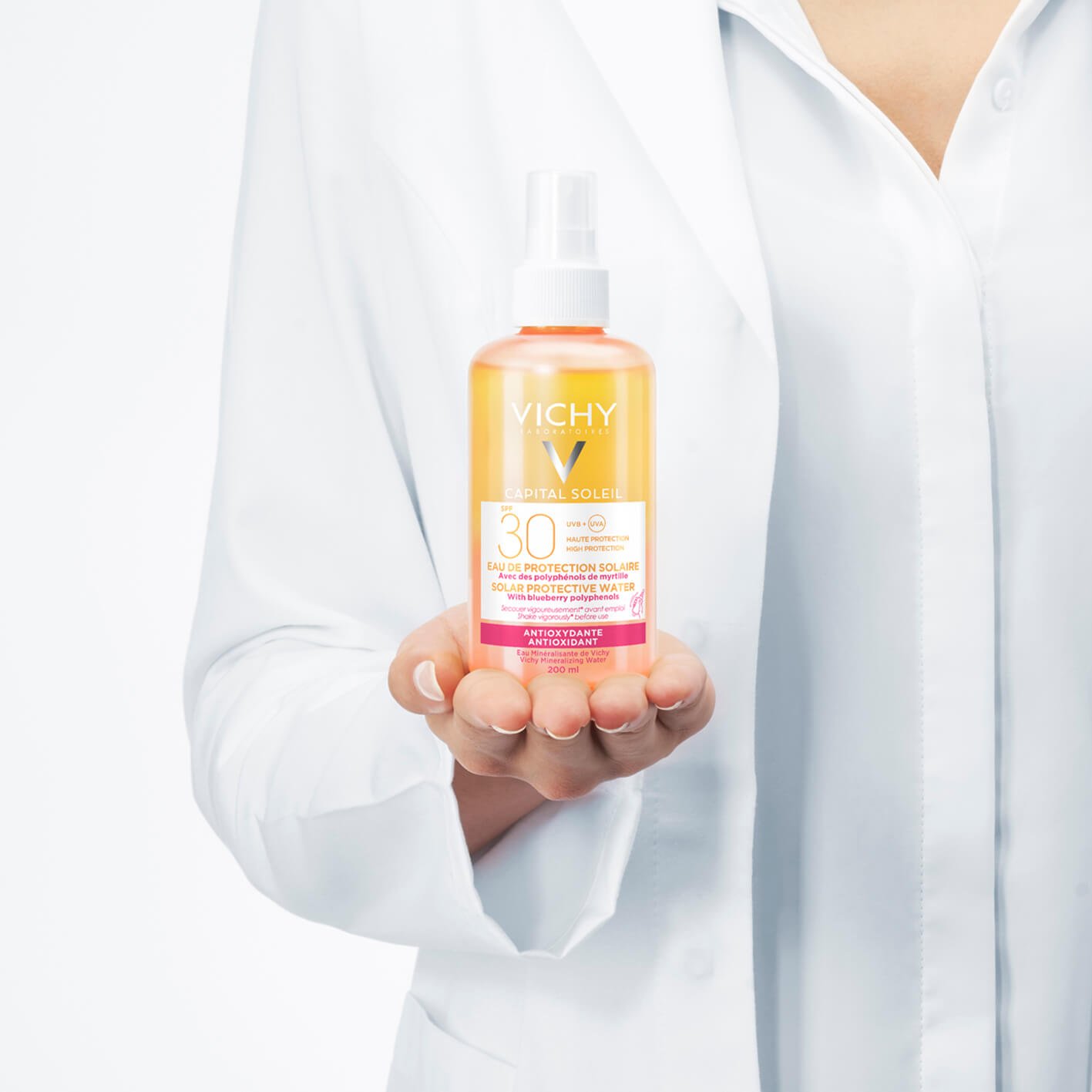 applicazione acqua solare protettiva spf30 idratante