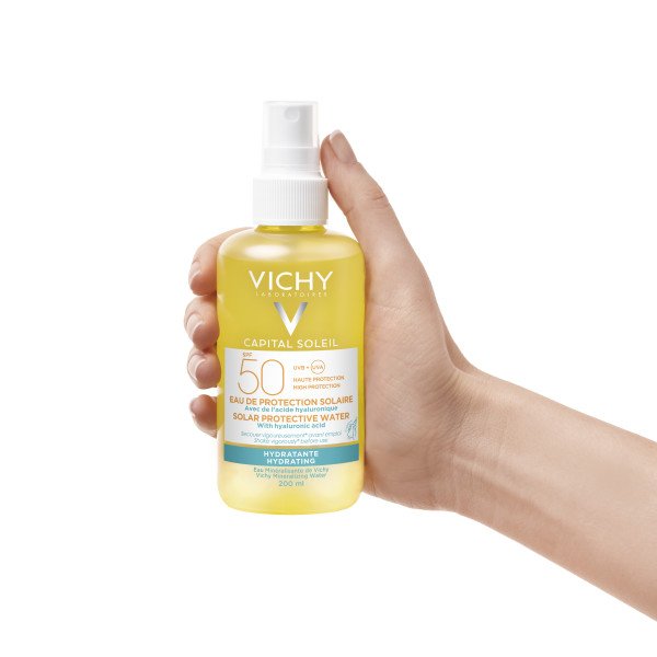 applicazione acqua solare protettiva spf50 idratante (1)