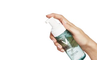 applicazione acqua mousse detergente illuminante