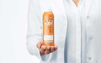 applicazione spray anti sabbia per bambini spf50