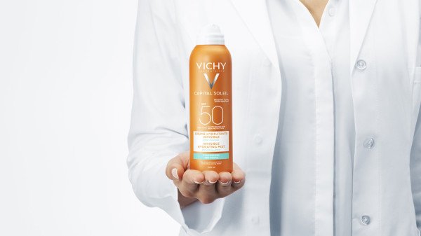 applicazione spray invisibile idratante