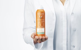 applicazione spray invisibile idratante